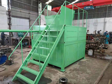 單軸撕碎機車間